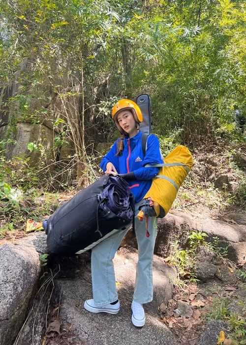 Người đẹp chia sẻ trên trang cá nhân: “Không phải là em! Em không liên quan gì nha mọi người ơi. Em mới đi cắm trại sinh nhật em gái của em về rồi đi làm cho xong cái passport mấy hôm nay. Tự nhiên bị lôi tên vô mấy cái drama trên trời rơi xuống, vô lý dễ sợ”.