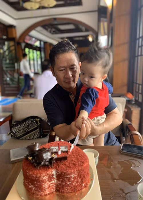 Vì bé Benly mới một tuổi, Bằng Kiều chưa tính đến việc sau này cho con út sang Mỹ học tập để có môi trường tốt hơn hay để bé ở Việt Nam. Anh chỉ nghĩ đơn giản, con còn bé, việc quan trọng nhất bây giờ là ăn uống, ngủ nghỉ, vui chơi. Ngoài giờ đi diễn, Bằng Kiều thích chơi với con và chăm con. Ảnh: Vietnamnet