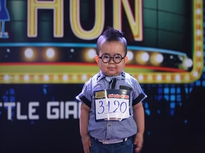 Ku Tin tên thật là Minh Hoàng, sinh năm 2011. Sở hữu gương mặt bầu bĩnh, đáng yêu cùng giọng hát hay, năm 2015, cậu nhóc "gây bão” với các clip cover những ca khúc miền Tây. Ảnh: Yan
