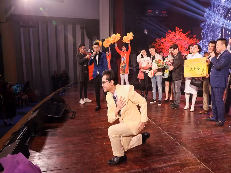 Trước tình cảm của người hâm mộ, Ngọc Sơn không thể kìm nén được sự xúc động. Anh quỳ sụp dưới sân khấu để cảm ơn tấm chân tình khán giả dành cho mình.