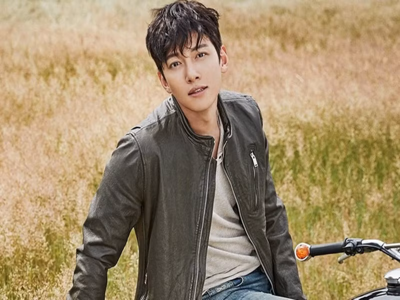 Bằng tuổi tài tử Lee Min Ho, Ji Chang Wook ra mắt trong vai trò diễn viên vào năm 2008. Anh từng đóng "Cười lên Donghae", "Hoàng hậu Ki", "Mật danh K2", "Cứu thế". Ảnh: VTV