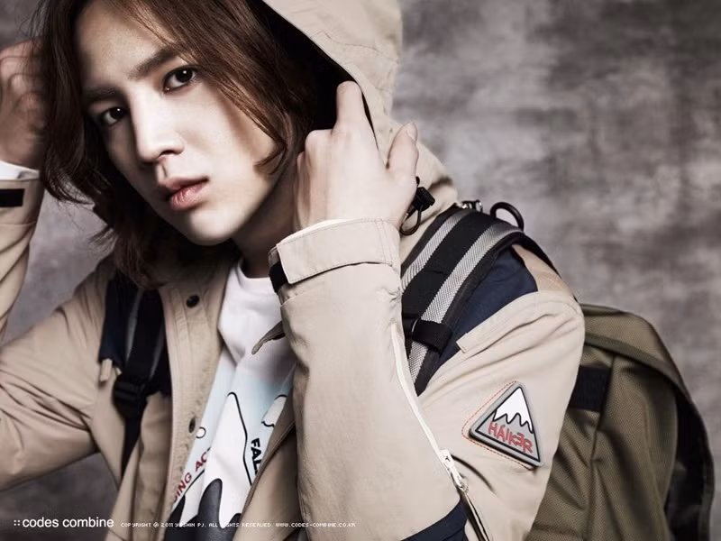Jang Geun Suk đã gặp mối tình đầu khi đi du học ở New Zealand. Hai người hẹn hò khi nam diễn viên quay sitcom Nonstop 4. Vì yêu xa, cả hai nhanh chóng chia tay sau 2 năm. Ảnh: Harper’s Bazaar Việt Nam