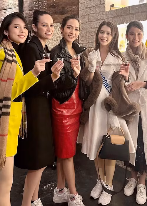 Nhờ giỏi ngoại ngữ, Phương Anh không gặp khó khăn khi giao lưu với các thí sinh khác của cuộc thi. Ảnh: FBNV