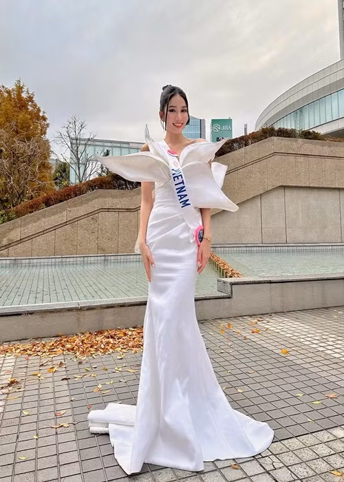 Việc Phương Anh không phô diễn hình thể khi "mang chuông đi đánh xứ người" được cho là quyết định khôn ngoan bởi Hoa hậu Quốc tế đề cao vẻ đẹp nền nã. Ảnh: FBNV