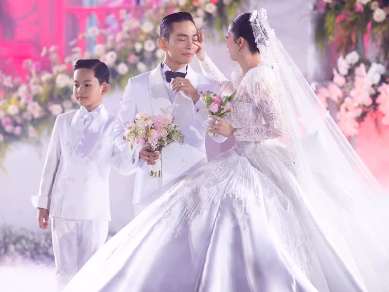 Dân Việt dẫn lời của nam kiện tướng dancesport chia sẻ với khách mời dự đám cưới: "Con số mười ba năm rất dài. Mọi người biết vì sao không? Chắc chắn tôi chưa bao giờ nói với Khánh Thi rằng tôi rất sợ khi chúng tôi đến với nhau mọi người lời ra tiếng vào rất nhiều. Tôi sợ nhất là mời đám cưới không ai đi. Chúng tôi bị rất nhiều người nói, có người lại rất ngưỡng mộ nhưng có những người rất ghét. Thời điểm đó gần như không một ai ủng hộ chúng tôi nên điều chúng tôi rất sợ đám cưới không có người. Nhưng hôm nay, đúng là không có chỗ ngồi. Tôi rất cảm ơn mọi người rất nhiều".