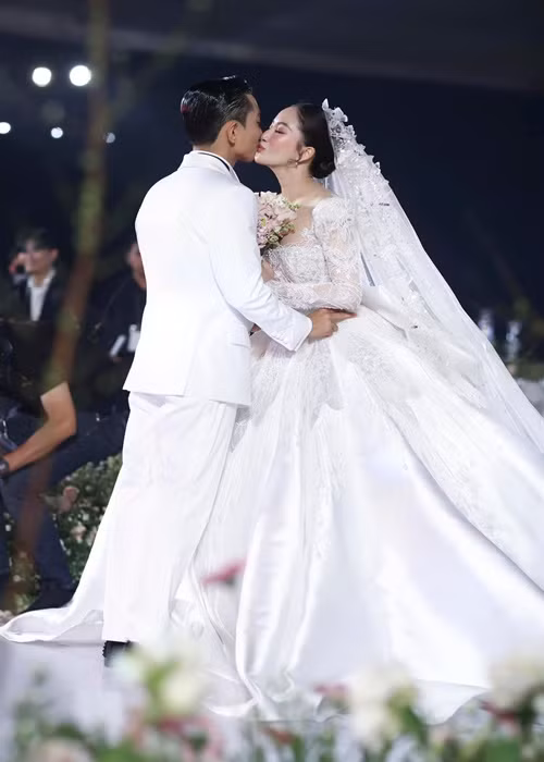 Còn Khánh Thi nhắn nhủ Phan Hiển: "Anh làm tổn thương em rất nhiều, em khóc rất nhiều. Nhưng tất cả những gì em yêu cầu, mong muốn, anh đều làm hết mọi thứ. Những lúc em buồn nhất anh đã luôn ở bên em, em chưa yêu một ai chiều em như anh. Ngày hôm nay em thật sự đã tìm thấy chồng mình rồi".