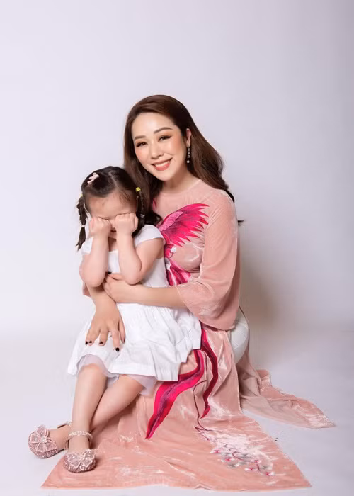 Cuối năm 2013, Hoa hậu Ngô Phương Lan bất ngờ lên xe hoa với chàng trai người Anh, tên Loz Whitaker. Hạnh phúc của mỹ nhân tuổi Mão thêm viên mãn khi cô hạ sinh con gái vào tháng 2/2019.