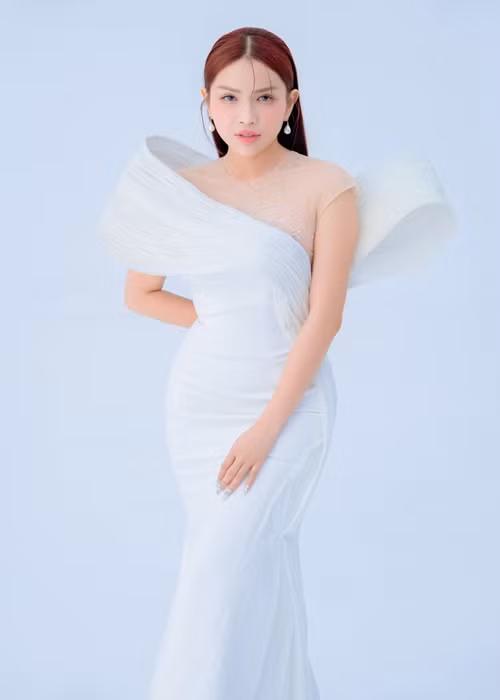 Tin đồn Khả Như có gia tài 120 tỷ xuất phát từ lời chia sẻ của Ngô Kiến Huy. Cụ thể, tại một sự kiện vào đầu năm 2020, Ngô Kiến Huy cho hay: "Tài sản của chị Khả Như chính xác là hơn 120 tỷ. Tóm lại, Khả Như giàu nhất showbiz”. Trước chia sẻ của Ngô Kiến Huy, Khả Như khẳng định, bản thân không giàu.