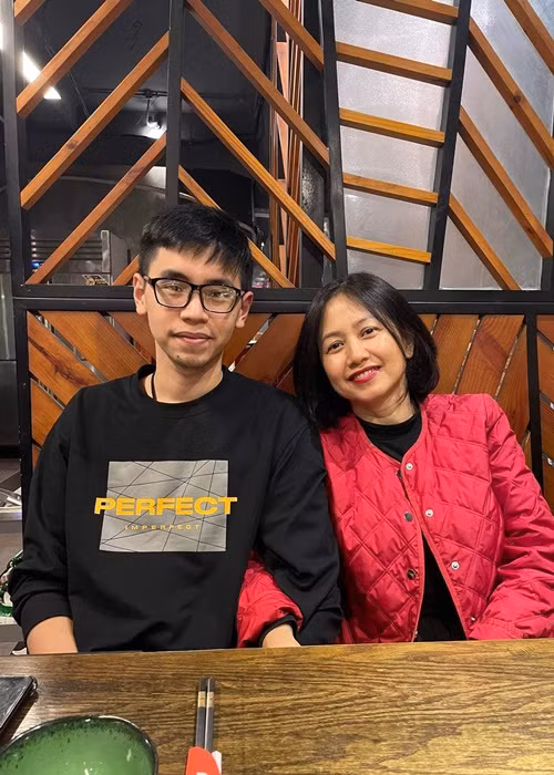 Bà xã của nghệ sĩ Trung Anh gây ấn tượng với nhan sắc ngày càng trẻ trung.
