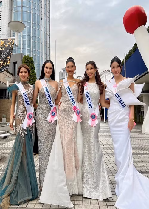 Trên trang cá nhân, Phương Anh liên tục chia sẻ hình ảnh thân thiết với các thí sinh.