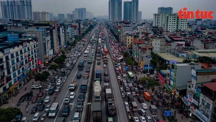 Theo dự báo, sáng 31/12, người dân tiếp tục về quê nghỉ Tết Dương lịch 2023 nên giao thông tại Thủ đô Hà Nội, đặc biệt là những tuyến đường khu vực cửa ngõ sẽ tiếp tục phải chịu áp lực giao thông rất cao.