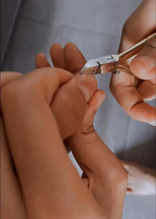 Minh Khuê được bạn trai chăm sóc từ những điều nhỏ nhặt nhất như cắt móng tay. Ảnh: FBNV