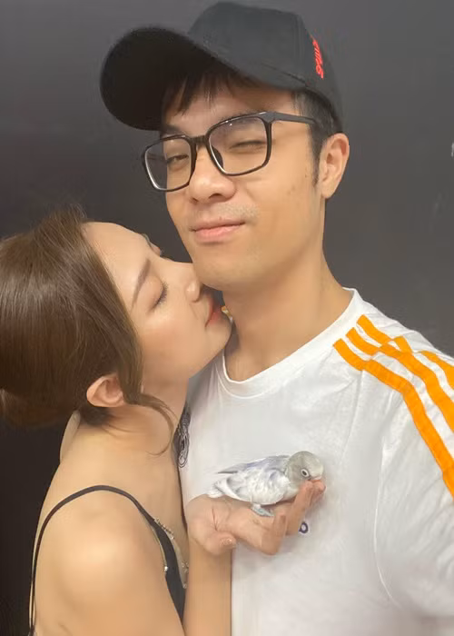 Minh Khuê từng yêu một người Singapore trước khi gặp bạn trai hiện tại. Ảnh: FBNV