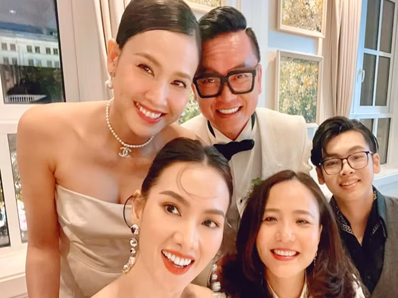 “Nhỏ em gái duy nhất của Thư chịu lên xe hoa, mừng quá. Chúc em Dương Mỹ Linh và anh Tôn Bảo Anh hạnh phúc mãi mãi”, Anh Thư chia sẻ. Ảnh: FBNV