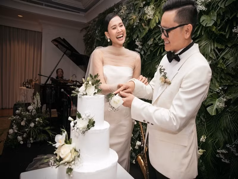 Cô dâu vài lần rơi nước mắt khi lắng nghe tâm sự của bạn bè, khách mời dành cho mình. Ảnh: Vietnamnet