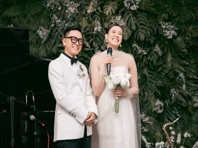 Khi thực hiện các nghi lễ cưới, Dương Mỹ Linh diện chiếc váy trắng cúp ngực của NTK Lâm Gia Khang. Ảnh: Zing