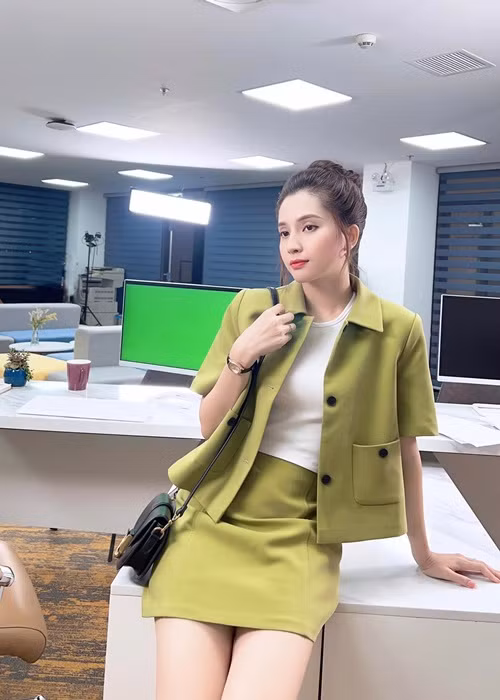 Thiên An là lao động chính trong gia đình, nên khoảng 2 tháng sau sinh, cô đi làm lại. Thiên An làm người mẫu ảnh, làm sales và bán hàng online.