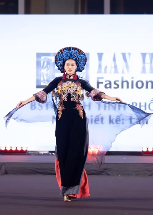 Mỹ nhân Long An đang là một trong những nàng hậu "đắt show" nhất nhì làng giải trí.