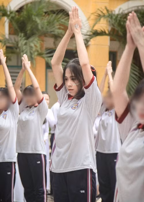 Khi còn là học sinh, Ngọc Hằng đã nổi bật nhờ nhan sắc xinh đẹp.