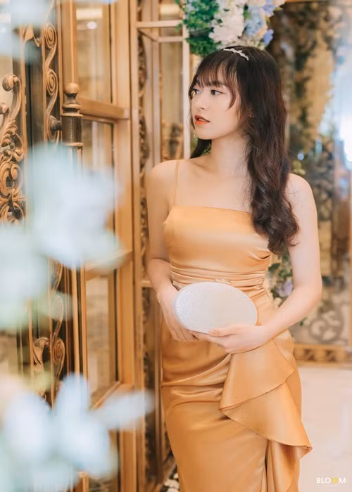 Á hậu Thùy Linh sinh năm 2002, đến từ Thanh Hóa. Người đẹp cao 1m72, có số đo ba vòng 87-58-95 cm.