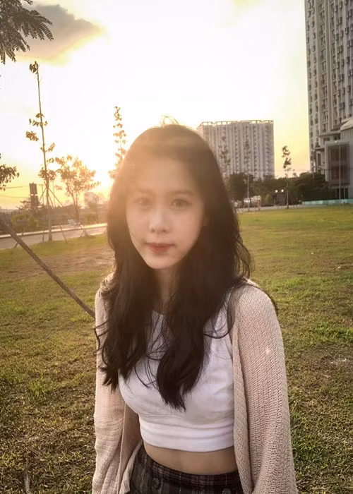 Không cần váy áo lộng lẫy, trang điểm cầu kỳ, Á hậu Ngọc Hằng vẫn thu hút người đối diện.