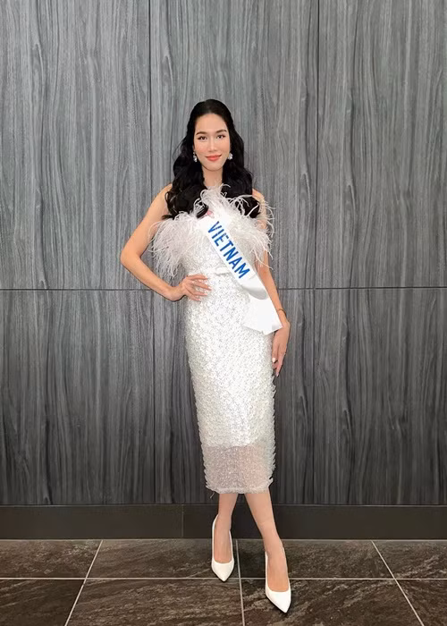 Nàng á hậu còn là mỹ nhân học giỏi. Cô thành thạo tiếng Anh và tiếng Pháp.