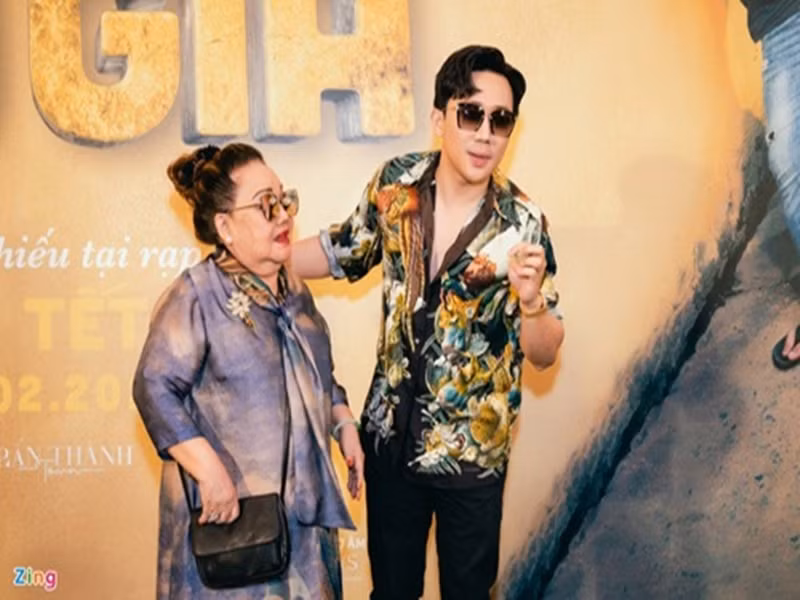Nghệ sĩ Ngọc Giàu chia sẻ về mối thân tình với Trấn Thành trong buổi họp báo liveshow “Bình tĩnh sống” năm 2017: “Trấn Thành làm show ở đâu thì ở đó có má Giàu. Trấn Thành bây giờ đối với Ngọc Giàu là nhất vì Trấn Thành không chỉ là người thông minh, dễ thương mà lại là người đối xử với nghệ sĩ rất tử tế. Tử tế từ cái ăn, cái đi, cái đứng. Không theo má Giàu đi diễn thì thôi, theo đi đâu là cái gì cũng sẽ lo hết cho má và dành hết cho má, không đi cùng mà má đi với Anh Đức thì y rằng sẽ lại dặn dò Anh Đức là mày phải làm cái này cho má, giúp cái kia cho má… thì bảo sao tôi không yêu cho được. Tôi cũng không biết khi nào Trấn Thành mới bỏ má Giàu nhưng chắc chắn một điều rằng má Giàu thì không khi nào bỏ Trấn Thành”. Ảnh: Zing