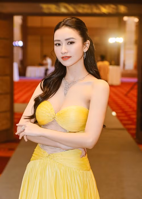 Nhan sắc Á hậu Hà Thu phủ nhận tin đồn bị đánh ghen Nhan sac A hau Ha Thu phu nhan tin don bi danh ghen