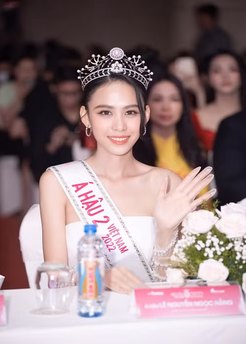 Á hậu 2 Lê Nguyễn Ngọc Hằng là người trẻ nhất trong top 3. Dù vậy nàng hậu khiến nhiều người phải trầm trồ vì sự tự tin khi trả lời câu hỏi của phóng viên bằng tiếng Anh.