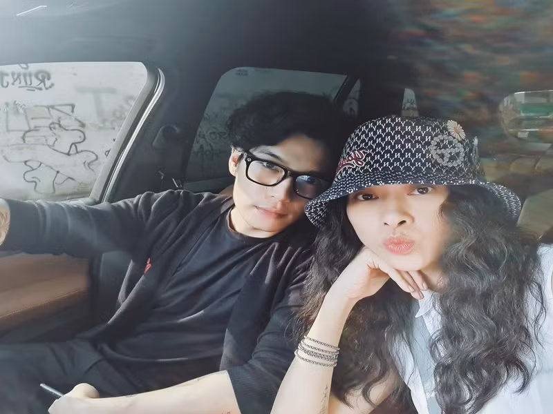 Dù bận rộn, Huy Trần vẫn dành thời gian đưa đón vợ. Ảnh: FBNV