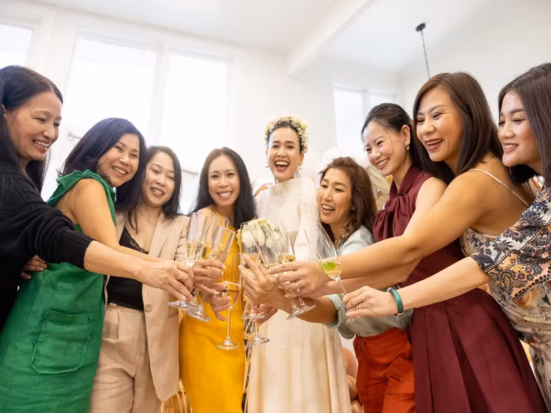Dương Mỹ Linh tươi cười bên những người bạn thân thiết. Ảnh: FBNV
