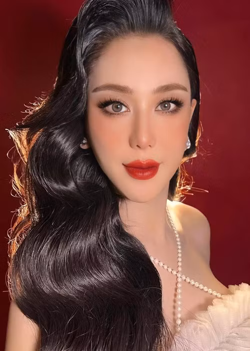 Sau khi bỏ 1 tỷ làm đẹp, nữ ca sĩ chuyển giới trẻ trung, gợi cảm hơn.
