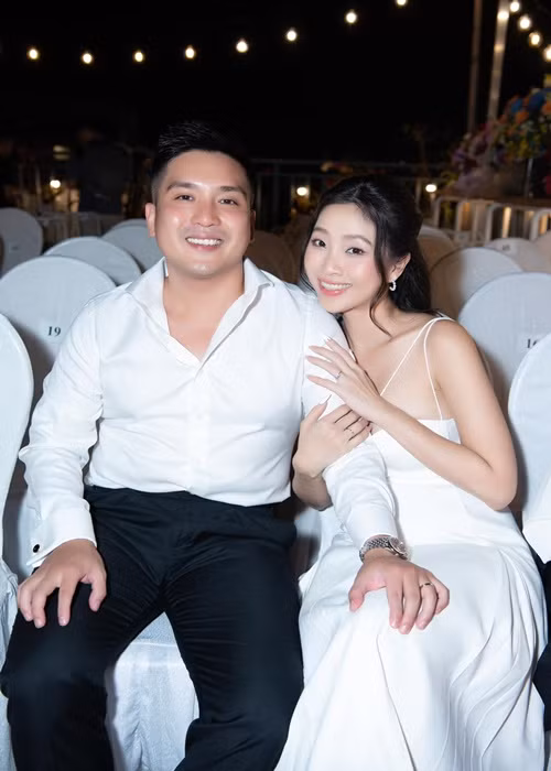 Anh Khoa sinh năm 1990, kém Liêu Hà Trinh 2 tuổi. Anh là một doanh nhân trẻ tại Hà Lan chuyên về lĩnh vực đầu tư nhà hàng khách sạn, nghiên cứu ẩm thực.