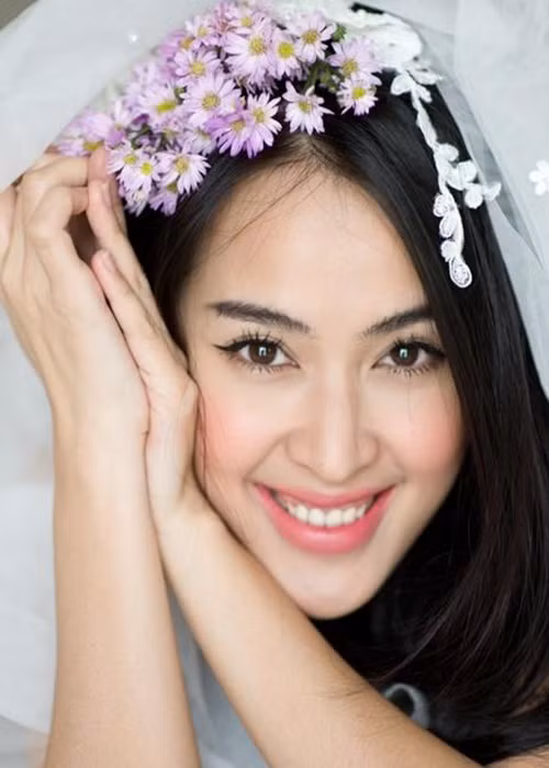 Nữ diễn viên từng vướng nghi vấn mũi sửa bị hỏng khi mũi cô bị soi lệch hẳn một bên.