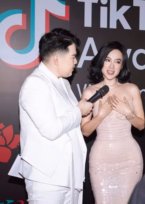 "Bà mẹ nhí" luôn chăm chút hình ảnh mỗi khi xuất hiện.