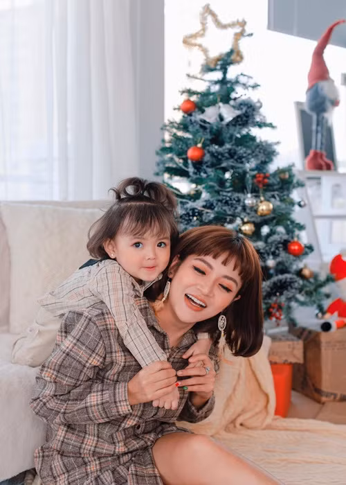 Bé An Nhiên thừa hưởng nhiều nét đẹp từ mẹ như làn da trắng, đôi mắt to tròn.