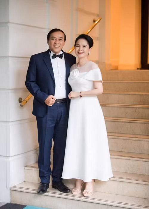 Nghệ sĩ Đỗ Kỷ còn luôn quan sát thái độ của vợ trước mỗi sự việc để ứng xử tránh làm vợ buồn.