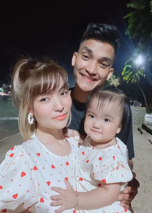 Mạc Văn Khoa là một ông bố nghiện con. "Đi quay về phải nắm tay con xíu thì ngủ mới ngon được”, nam diễn viên hài chia sẻ.