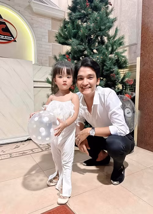 "Cô hai bún đậu" được xem là một trong những em bé điệu nhất Vbiz.