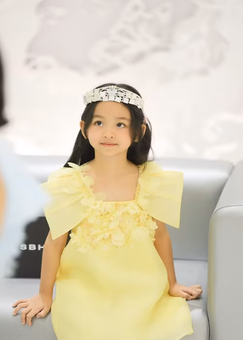 Con gái Trà My có vẻ ngoài vô cùng xinh xắn.