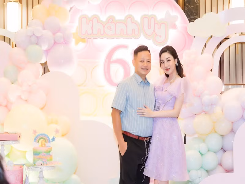 Cô "than thở" chồng bắt mỗi ngày phải xách một chiếc túi hàng hiệu, ép đeo nhẫn kim cương, không được tự lái xe vì phải có tài xế riêng đưa rước.
