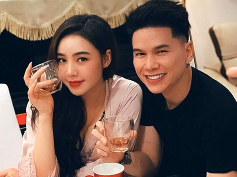 Quỳnh Kool từng vướng nghi vấn tình cảm với ca sĩ Hoàng Tôn. Khi đời tư trở thành tâm điểm, Hoàng Tôn cho biết, anh và Quỳnh Kool chỉ là bạn bè lâu năm. Phía Quỳnh Kool cũng phủ nhận chuyện hẹn hò. Ảnh: Vietnamnet