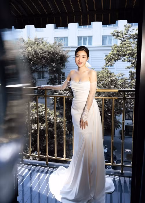 Trong hôn lễ, Đỗ Mỹ Linh diện 2 chiếc váy cưới từ một thương hiệu nổi tiếng ở châu Âu. Theo Saostar, một trong số hai chiếc váy cưới của Hoa hậu Việt Nam 2016 có giá trị lên đến nửa tỷ đồng, được vợ chồng cô đích thân sang tận trời Tây để chuẩn bị. Ảnh: Vietnamnet