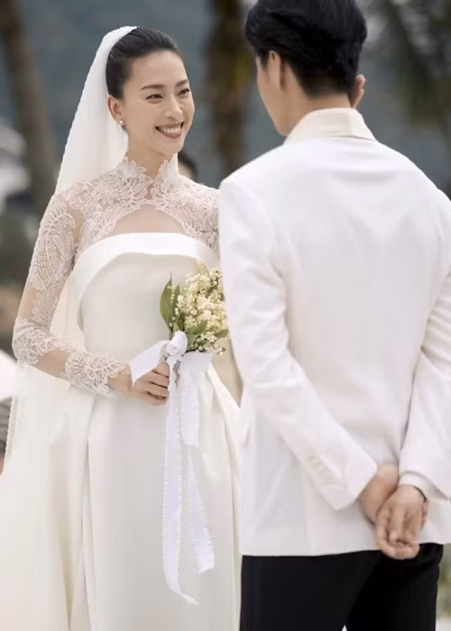 Ngô Thanh Vân đã thử rất nhiều mẫu thiết kế đến từ các thương hiệu xa xỉ. Trong hôn lễ, cô diện mẫu váy của nhà mốt Elie Saab Bridal giá gần 600 triệu đồng. Ảnh: Zing