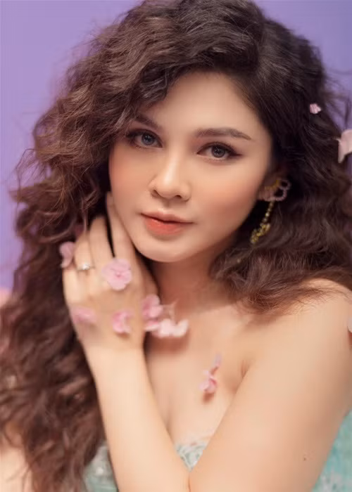 Gương mặt của Thu Hoài chỉ tròn trịa thêm một chút.