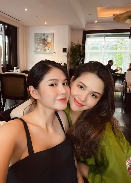 Nhan sắc của Thu Hoài không kém cạnh cô bạn thân Phanh Lee.