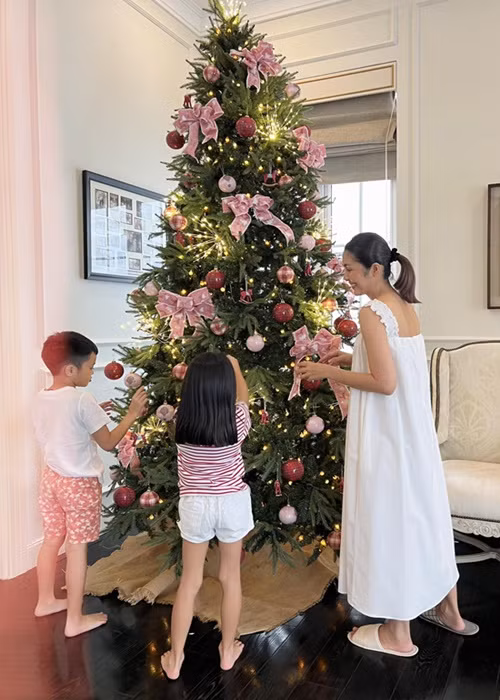 Tăng Thanh Hà cùng hai con trang trí cây thông để tạo không khí mùa Giáng sinh. Ảnh: Instagram