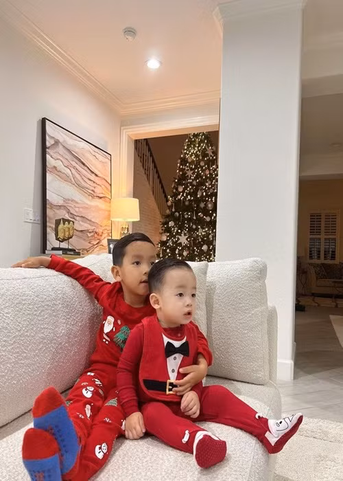 Nàng hậu cho hai con trai diện trang phục đậm chất Giáng sinh. Ảnh: Instagram