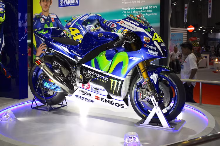Tại triển lãm xe máy Việt Nam diễn ra lần đầu vào năm 2016, Yamaha Việt Nam đã từng trưng bày chiếc siêu môtô đua YZR-M1 do tay đua Jorge Lorenzo điều khiển. Tuy nhiên năm nay, do Lorenzo rời Yamaha để "đầu quân" cho Ducati nên chiếc Yamaha M1 2017 của "huyền thoại" Valentino Rossi đã được trưng bày tại VMCS 2017.