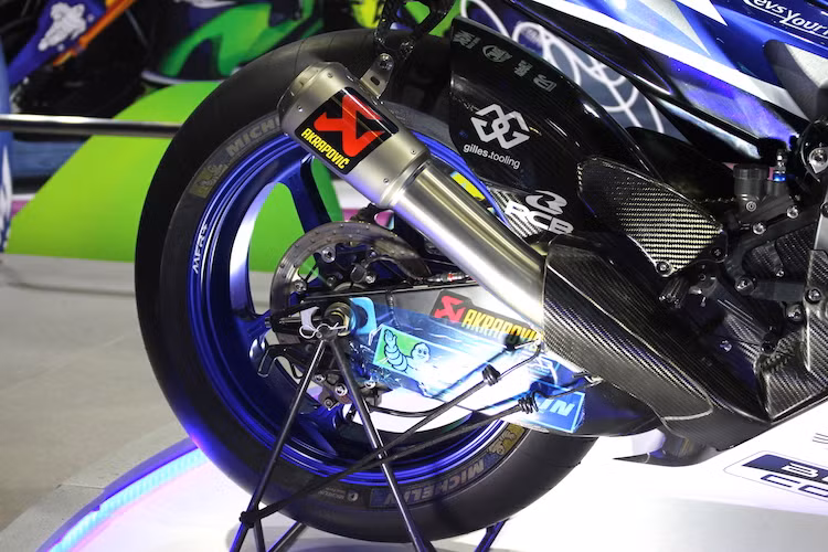 Không giống như những chiếc xe đua MotoGP còn lại chạy mâm Marchesini hay OZ Racing, M1 được trang bị mâm magie của hãng MFR. Tuy nhiên, thiết kế mâm năm nay đã có sự khác biệt khi chuyển từ loại 5 cánh xoắn sang 3 cánh kép. Hệ thống xả của M1 2017 vẫn do Akrapovic cung cấp.